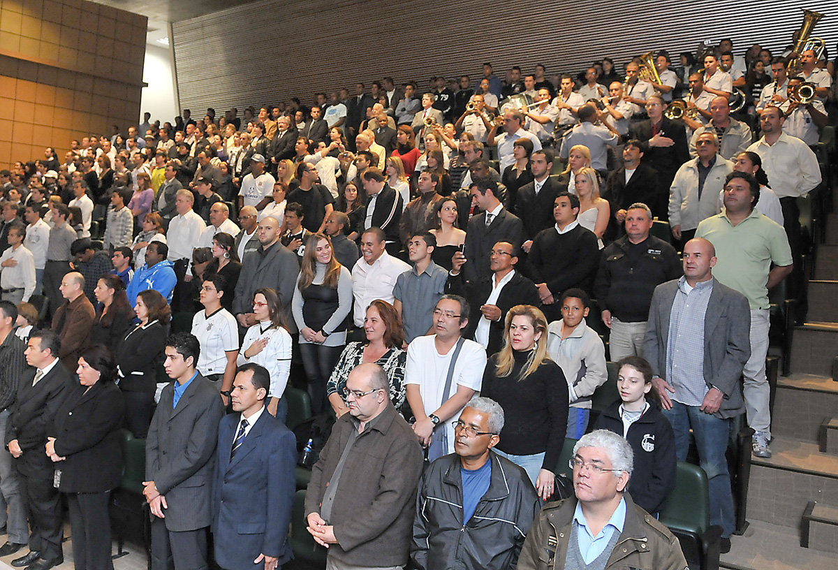 Plenrio e galerias da Assembleia Legislativa lotados<a style='float:right;color:#ccc' href='https://www3.al.sp.gov.br/repositorio/noticia/09-2009/Corinthians-MAC 11.jpg' target=_blank><i class='bi bi-zoom-in'></i> Clique para ver a imagem </a>